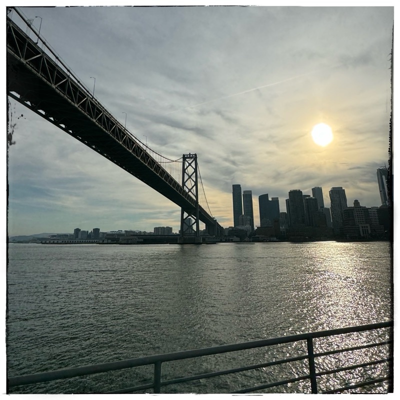 Bridge across harbour between San Francisco and Oakland 